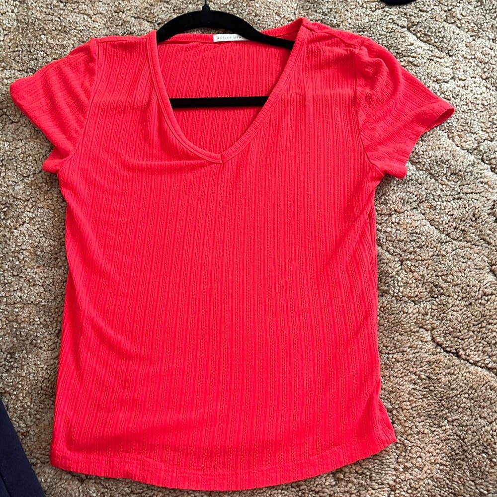 Red Active USA v-cut top size M